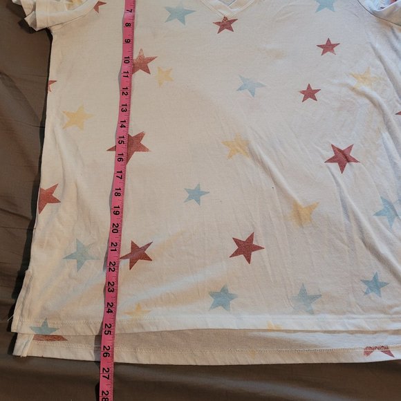 Large Ricki's Hi-Lo Star Patterned V-Neck Shirt - Picture 8 of 8